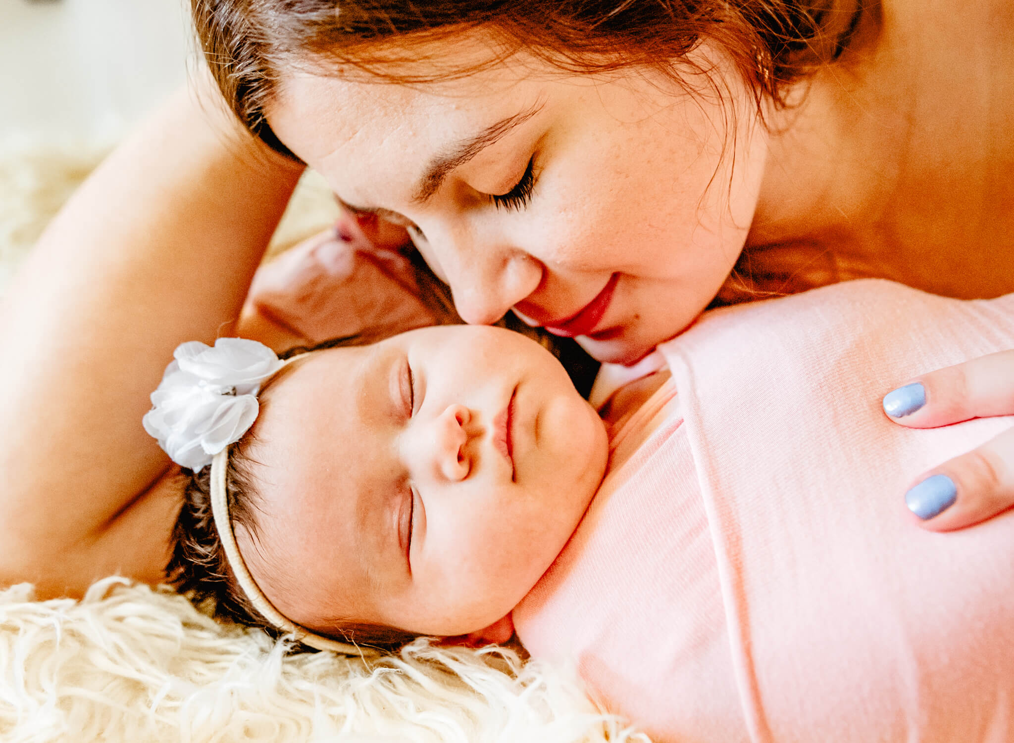 mom looking for a lactation consultant in phoenix, snuggling her newborn daughter